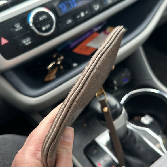 Like 🆕 Louis Vuitton Empriente Citadine leather muted taupe mini pouch wristlet - Picture 4 of 6